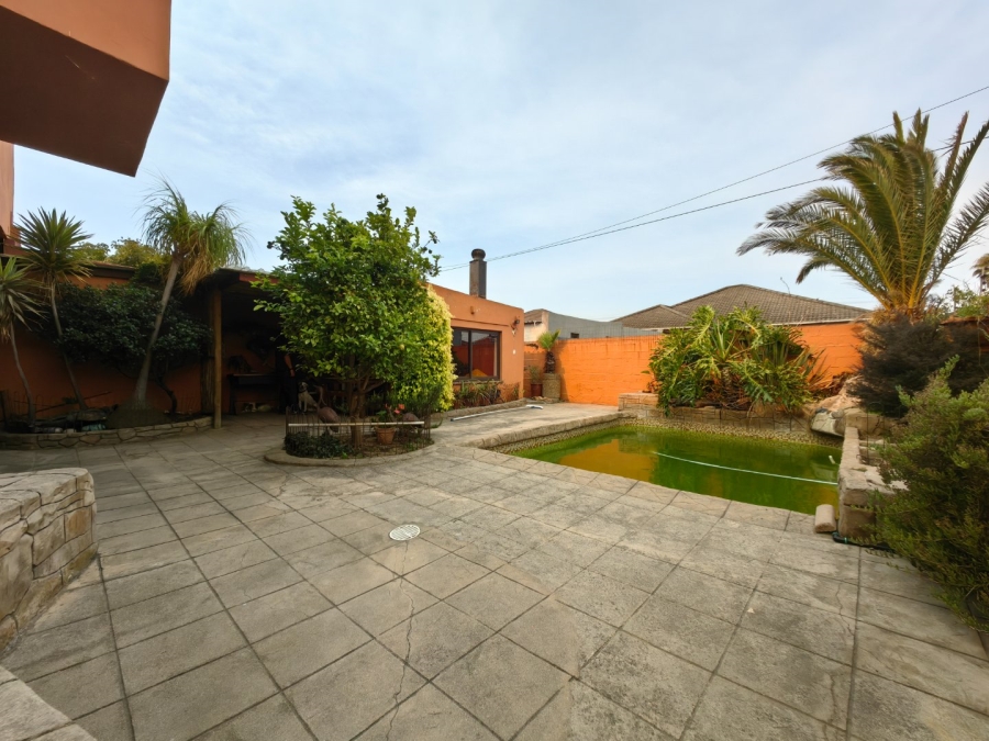 6 Bedroom Property for Sale in Glenlilly Western Cape